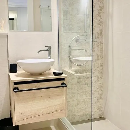 On Boulevard Apartment *